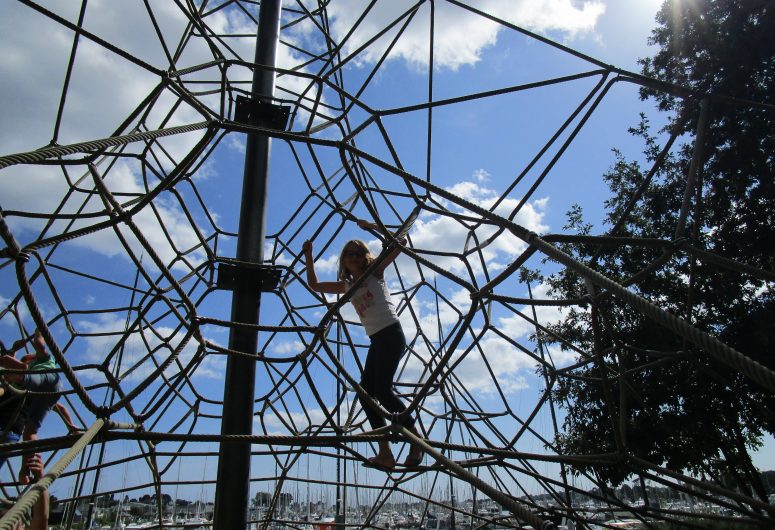 AIRE DE JEUX PORT LA FORET ENFANTS ARAIGNEE ©OTLFF