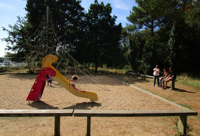 AIRE DE JEUX PORT LA FORET ENFANTS PERSONNES ©OTLFF